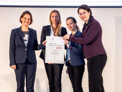 Familienministerin Juliane Bogner-Strauß überreicht das Gütezeichen hochschuleundfamilie an die FHWien der WKW