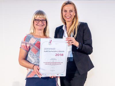 Familienministerin Juliane Bogner-Strauß überreicht das Gütezeichen hochschuleundfamilie an die Kunstuniversität Linz