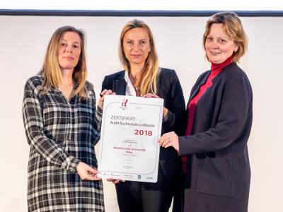 Familienministerin Juliane Bogner-Strauß überreicht das Gütezeichen hochschuleundfamilie an die Medizinische Universität Wien