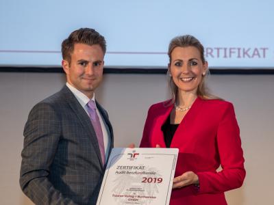 Bundesministerin Christine Aschbacher überreicht staatliches Gütezeichen an Trauner Verlag + Buchservice GmbH