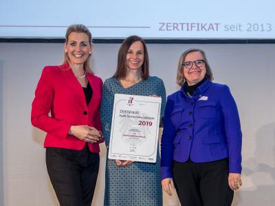 Bundesministerin Christine Aschbacher überreicht staatliches Gütezeichen an Universität Innsbruck