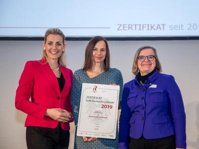 Bundesministerin Christine Aschbacher überreicht staatliches Gütezeichen an Universität Innsbruck