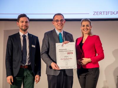 Bundesministerin Christine Aschbacher überreicht staatliches Gütezeichen an Wirtschaftsuniversität Wien