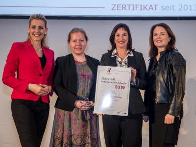 Bundesministerin Christine Aschbacher überreicht staatliches Gütezeichen an Fachhochschule Salzburg GmbH 
