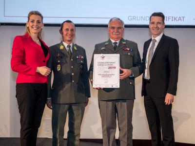 Bundesministerin Christine Aschbacher überreicht staatliches Gütezeichen an Österreichisches Bundesheer/Jägerbataillon 18 