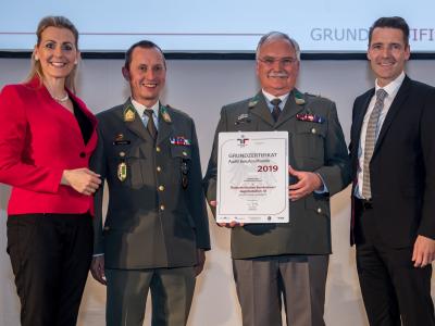 Bundesministerin Christine Aschbacher überreicht staatliches Gütezeichen an Österreichisches Bundesheer/Jägerbataillon 18 