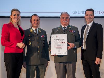 Bundesministerin Christine Aschbacher überreicht staatliches Gütezeichen an Österreichisches Bundesheer/Jägerbataillon 18 