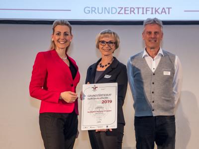 Bundesministerin Christine Aschbacher überreicht staatliches Gütezeichen an Architekten Ronacher ZT GmbH