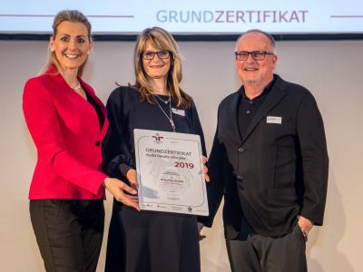 Bundesministerin Christine Aschbacher überreicht staatliches Gütezeichen an  dekoster GmbH