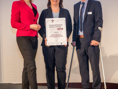 Bundesministerin Christine Aschbacher überreicht staatliches Gütezeichen an DRÄXLMAIER Group: EKB Elektro- u. Kunststofftechnik GmbH, DPL Dräxlmaier Produktion & Logistik GmbH