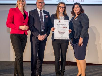 Bundesministerin Christine Aschbacher überreicht staatliches Gütezeichen an EAM Systems GmbH/ EAM Controls GmbH