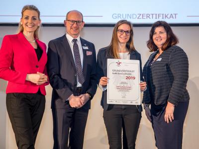 Bundesministerin Christine Aschbacher überreicht staatliches Gütezeichen an EAM Systems GmbH/ EAM Controls GmbH