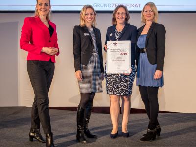 Bundesministerin Christine Aschbacher überreicht staatliches Gütezeichen an Esterhazy Betriebe GmbH