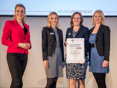 Bundesministerin Christine Aschbacher überreicht staatliches Gütezeichen an Esterhazy Betriebe GmbH