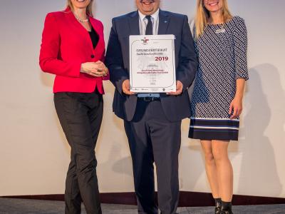 Bundesministerin Christine Aschbacher überreicht staatliches Gütezeichen an Geschützte Werkstätte Integrative Betriebe Tirol GmbH