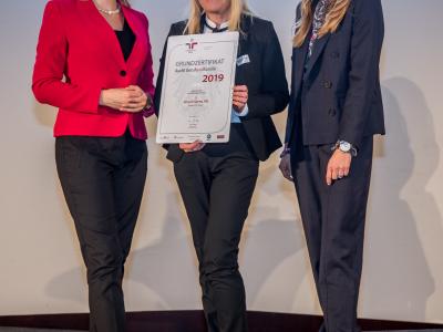 Bundesministerin Christine Aschbacher überreicht staatliches Gütezeichen an Hirsch Servo AG