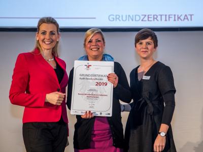 Bundesministerin Christine Aschbacher überreicht staatliches Gütezeichen an Konica Minolta Business Solutions Austria GmbH