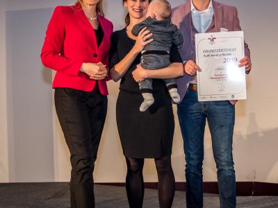 Bundesministerin Christine Aschbacher überreicht staatliches Gütezeichen an Krassgrün.at Werbeagentur GmbH