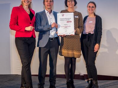 Bundesministerin Christine Aschbacher überreicht staatliches Gütezeichen an Linz Center of Mechatronics GmbH