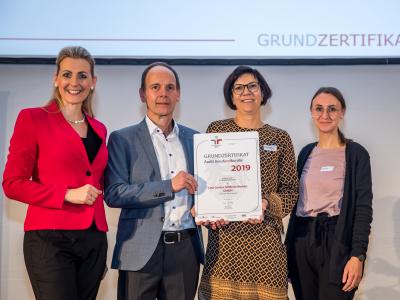 Bundesministerin Christine Aschbacher überreicht staatliches Gütezeichen an Linz Center of Mechatronics GmbH
