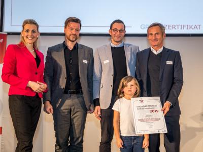 Bundesministerin Christine Aschbacher überreicht staatliches Gütezeichen an Ottakringer Getränke AG, gemeinsam mit der Ottakringer Brauerei GmbH und Ottakringer Betriebe- und DienstleistungsgmH