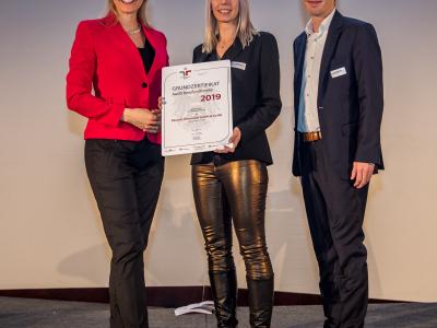Bundesministerin Christine Aschbacher überreicht staatliches Gütezeichen an Pacovis Österreich GmbH & Co KG