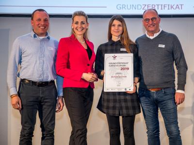 Bundesministerin Christine Aschbacher überreicht staatliches Gütezeichen an Patscheider Sport GmbH