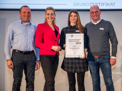 Bundesministerin Christine Aschbacher überreicht staatliches Gütezeichen an Patscheider Sport GmbH