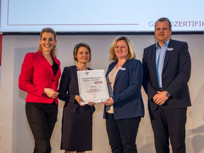 Bundesministerin Christine Aschbacher überreicht staatliches Gütezeichen an Raiffeisenbank Region St. Pölten eGen