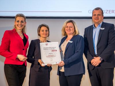 Bundesministerin Christine Aschbacher überreicht staatliches Gütezeichen an Raiffeisenbank Region St. Pölten eGen