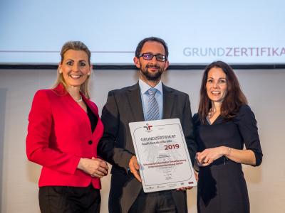 Bundesministerin Christine Aschbacher überreicht staatliches Gütezeichen an Schurian & Gritschacher Steuerberatung Unternehmensberatung GmbH