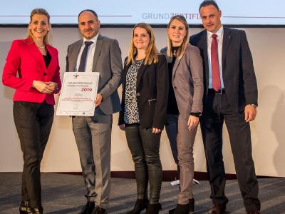 Bundesministerin Christine Aschbacher überreicht staatliches Gütezeichen an SPAR Österreichische Warenhandels AG, Zweigniederlassung Wörgl - Filialen und TANN