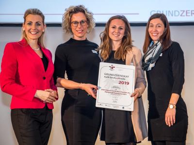 Bundesministerin Christine Aschbacher überreicht staatliches Gütezeichen an SPAR Österreichische Warenhandels AG; Zweigniederlassung Dornbirn