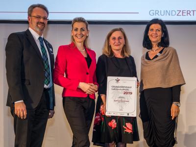 Bundesministerin Christine Aschbacher überreicht staatliches Gütezeichen an Sparkasse Neunkirchen