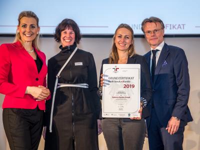 Bundesministerin Christine Aschbacher überreicht staatliches Gütezeichen an VALNEVA Austria GmbH
