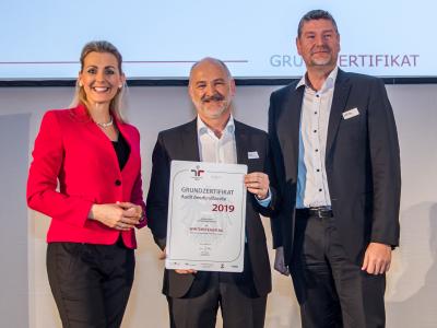 Bundesministerin Christine Aschbacher überreicht staatliches Gütezeichen an  Wintersteiger AG