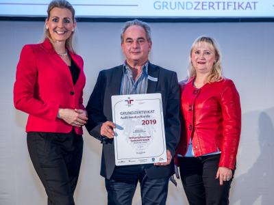 Bundesministerin Christine Aschbacher überreicht staatliches Gütezeichen an Wolfgang Kinninger Karosserie GmbH