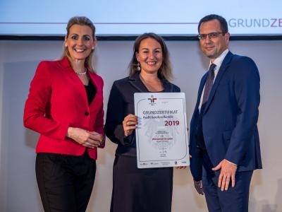 Bundesministerin Christine Aschbacher überreicht staatliches Gütezeichen an Wüstenrot Gruppe