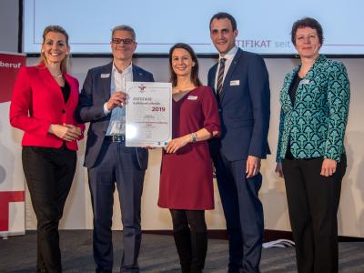 Bundesministerin Christine Aschbacher überreicht staatliches Gütezeichen an Österreichische Beamtenversicherung, VVaG