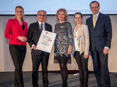 Bundesministerin Christine Aschbacher überreicht staatliches Gütezeichen an Österreichische Post Aktiengesellschaft (Zentrale)