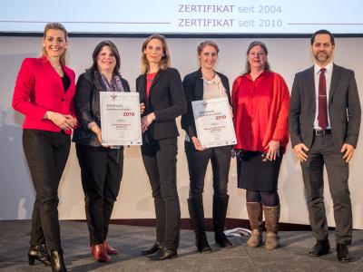 Bundesministerin Christine Aschbacher überreicht staatliches Gütezeichen an Raiffeisen Holding NÖ-Wien reg Gen.m.b.H. Raiffeisenlandesbank NÖ-Wien AG