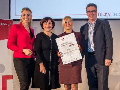 Bundesministerin Christine Aschbacher überreicht staatliches Gütezeichen an Raiffeisen Informatik GmbH & Co KG