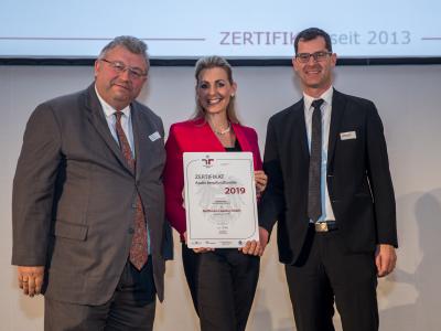 Bundesministerin Christine Aschbacher überreicht staatliches Gütezeichen an Raiffeisen-Leasing GmbH