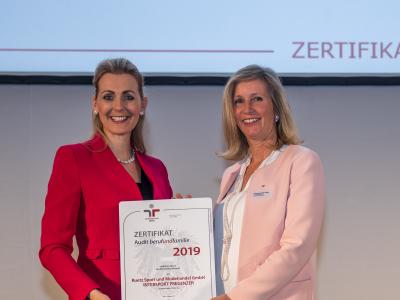 Bundesministerin Christine Aschbacher überreicht staatliches Gütezeichen an Ruetz Sport und Modehandel GmbH INTERSPORT PREGENZER