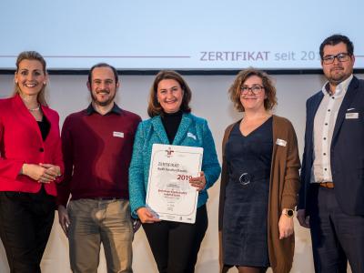 Bundesministerin Christine Aschbacher überreicht staatliches Gütezeichen an Boehringer Ingelheim RCV GmbH & CO KG