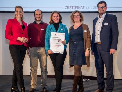 Bundesministerin Christine Aschbacher überreicht staatliches Gütezeichen an Boehringer Ingelheim RCV GmbH & CO KG