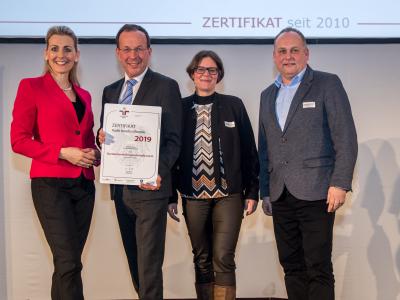 Bundesministerin Christine Aschbacher überreicht staatliches Gütezeichen an Bundesimmobiliengesellschaft m.b.H.