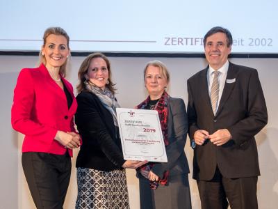 Bundesministerin Christine Aschbacher überreicht staatliches Gütezeichen an Bundesministerium für Digitalisierung und Wirtschaftsstandort