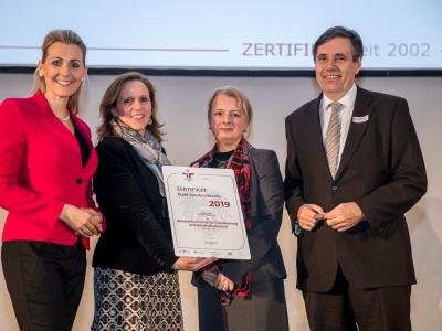 Bundesministerin Christine Aschbacher überreicht staatliches Gütezeichen an Bundesministerium für Digitalisierung und Wirtschaftsstandort