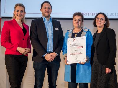 Bundesministerin Christine Aschbacher überreicht staatliches Gütezeichen an Bundesministerium für Nachhaltigkeit und Tourismus